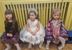 Dziewczynki odpoczywają na ławeczce