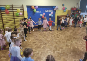 Dzieci tańczą w kole