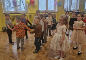 Dzieci poruszają się w rytm muzyki