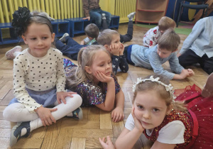 Dzieci odpoczywają na podłodze