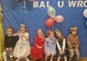 Dzieci odpoczywają na ławeczce