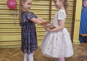 Dwie dziewczynki tańczą