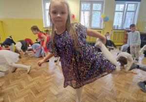 Dziewczynka w cekinowej sukience tańczy