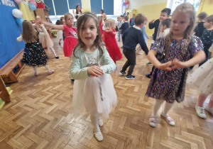 Dzieci tańczą w rytm muzyki