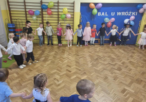 Dzieci tańczą w kole