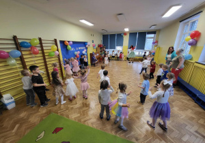 Dzieci bawią się na balu u wróżki