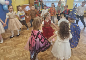 Dzieci bawią się na balu u wróżki