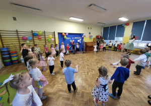 Dzieci bawią się na balu u wróżki