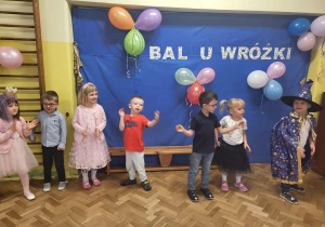 Dzieci tańczą w kole