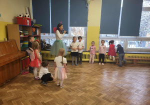 Dzieci słuchają co mówi do nich wróżka