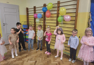 Dzieci tańczą w kole