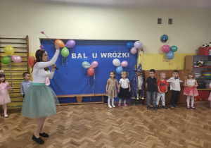 Dzieci tańczą w kole