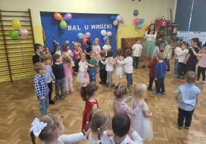 Dzieci tworzą pociągi