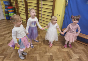Cztery dziewczynki tańczą
