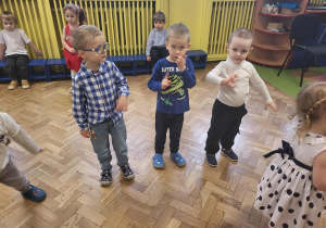 Dzieci uczestniczą w zabawie tanecznej