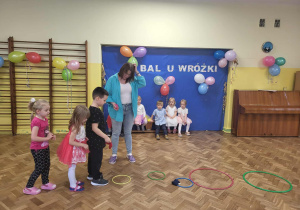 Dzieci uczestniczą w zabawie