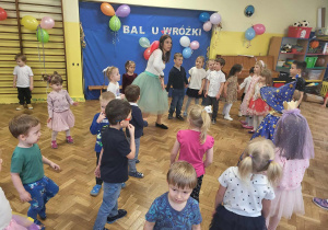 Dzieci bawią się na balu