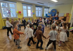 Dzieci tańczą w dwóch kołach