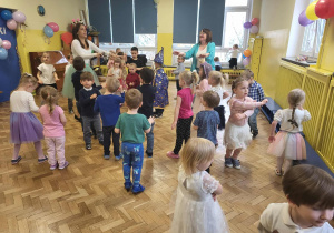 Dzieci poruszają się w rytm muzyki