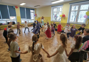 Dzieci tańczą w dwóch kołach