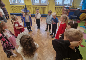 Dzieci tańczą w kole