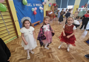 Dzieci bawią się na balu