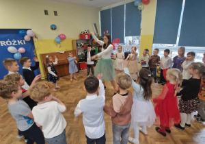 Dzieci tańczą w kole