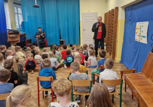 Dzieci słuchają pana który opowiada o mandolinie