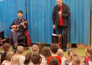 Dzieci słuchają brzmienia mandoliny