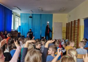 Dzieci tańczą do muzyki granej na mandolinie