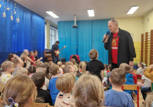 Chłopiec odgaduje zagadkę dżwiękową