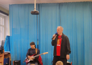 Dzieci słuchają pana który opowiada o mandolinie