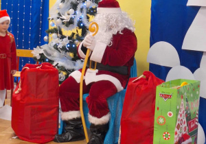 Mikołaj rozmawia z dziećmi