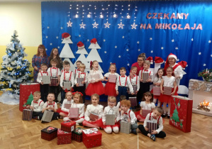 Dzieci z gr 4 pozują do grupowego zdjęcia