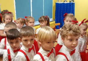 Chłopcy w czerwonych muszkach ustawiają się do tańca