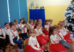 Dzieci z gr 4 w oczekiwaniu na występ