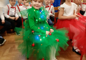 Dzieci z gr 4 w oczekiwaniu na występ