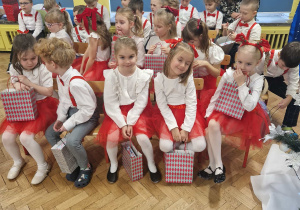 Dzieci z gr 4 trzymają w ręku otrzymane prezenty