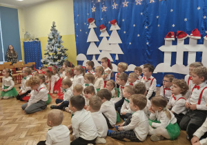 Dzieci słuchają mikołaja