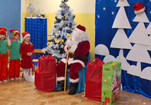 Mikołaj rozmawia z dziećmi