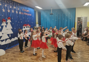 Dzieci z gr 4 tańczą