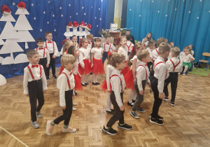 Dzieci z gr 4 śpiewają i tańczą do piosenki o mikołaju