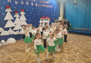 Dzieci z gr 1 śpiewają piosenkę