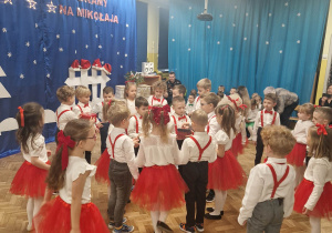 Dzieci z gr 4 tańczą