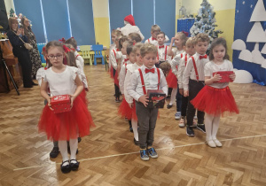 Dzieci z gr 4 stoją w 3 rzędach