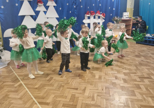 Dzieci z gr 1 tańczą z zielonymi pomponami