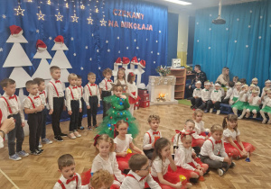 Dzieci z gr 4 występują przed publicznością