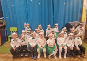 Dzieci z gr 1 w oczekiwaniu na swój występ