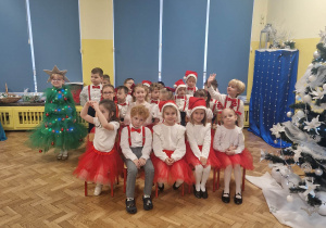 Dzieci z gr 4 w oczekiwaniu na swój występ