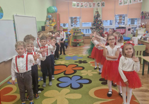 Dzieci z gr 4 przygotowują się do wyjścia